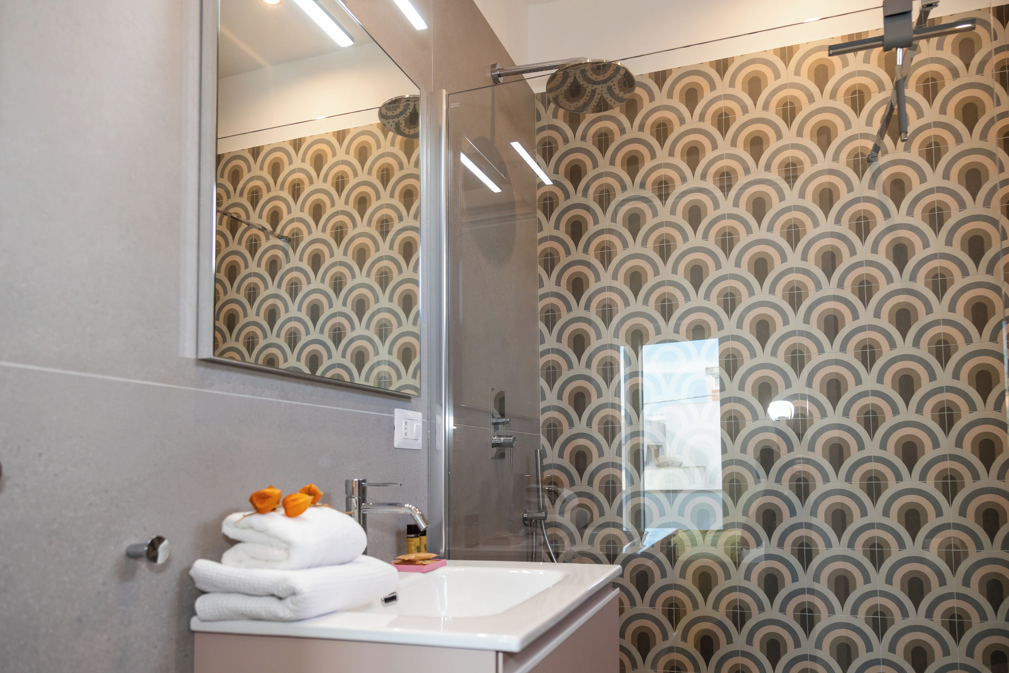 Een douche, een haardroger, een bidet, handdoeken