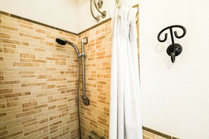 Dusche, Haartrockner, Bidet, Handtücher