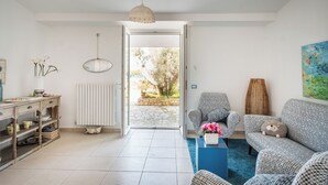 Ein modernes Wohnzimmer mit einer Couch, einem Couchtisch und einer Pendelleuchte.