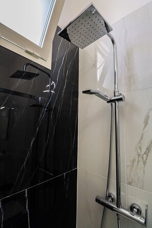 Shower, hair dryer, bidet, towels - Nettuno 80/2 by Casa di Marco (Conchiglie-Alto Lido)