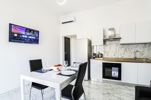 A modern kitchen with a marble backsplash, a built-in oven, and a dishwasher. - Nettuno 80/3 by Casa di Marco (Conchiglie-Alto Lido)