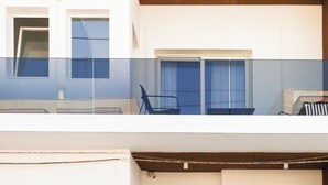 Un edificio a più piani con balconi, finestre e porte.