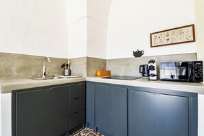 Fridge, microwave, stovetop, coffee/tea maker - Palazzo Frascà n55 by Casa di Marco (Parabita)