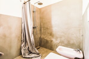 Shower, hair dryer, bidet, towels - Palazzo Frascà n55 by Casa di Marco (Parabita)