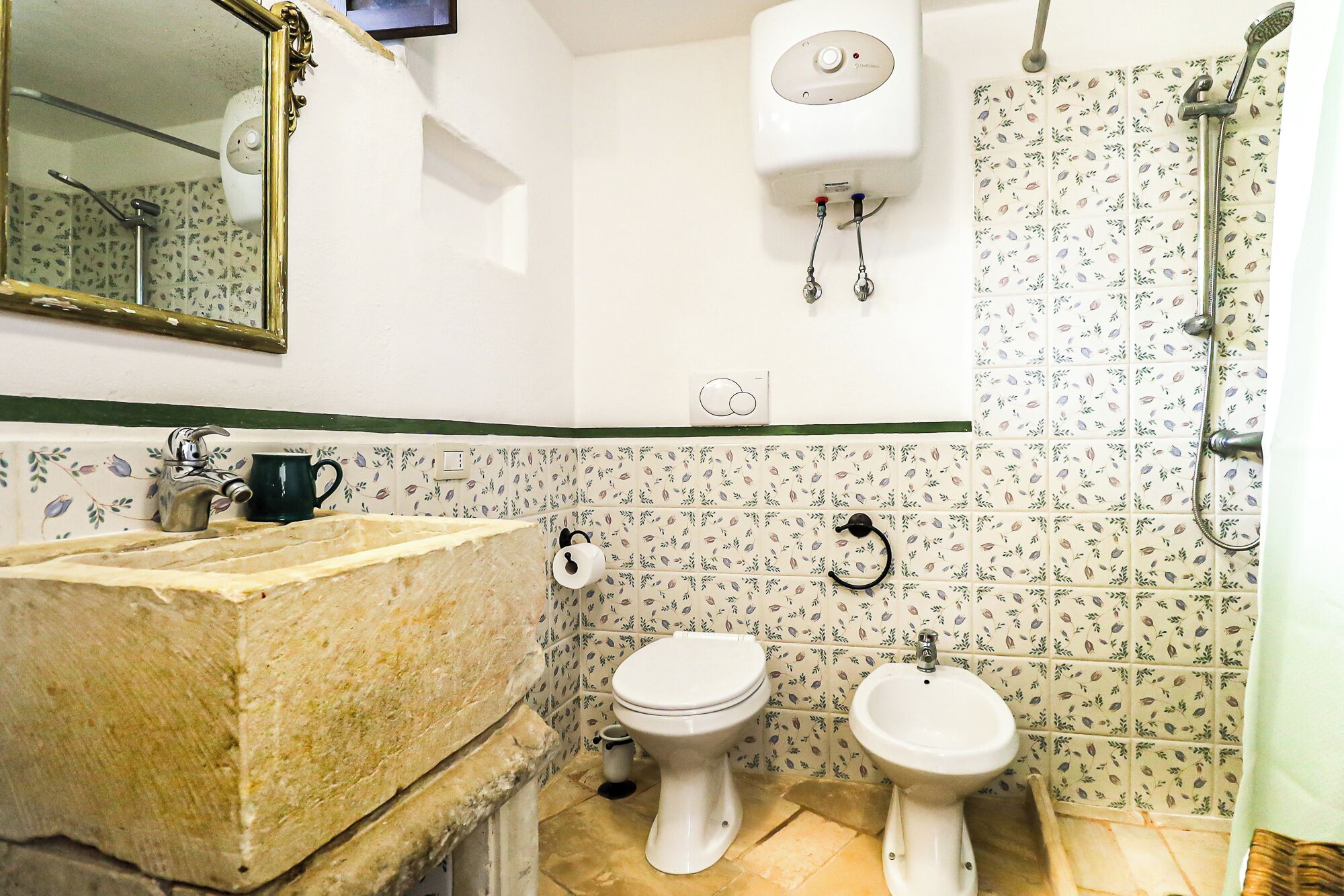 Douche, sèche-cheveux, bidet, serviettes fournies