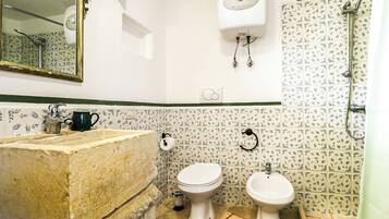 Douche, sĂšche-cheveux, bidet, serviettes fournies