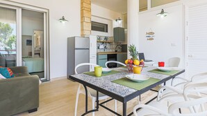 Eine moderne Küche mit Einbauofen und Kühlschrank.