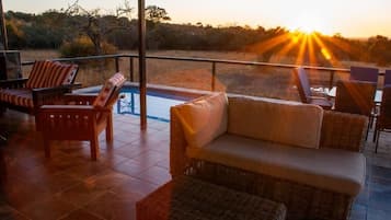 Hus, terrasse, bassengutsikt | Overnattingsstedets uteområder