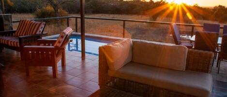 Familienhaus, Terrasse, Poolblick | Unterkunftsgelände