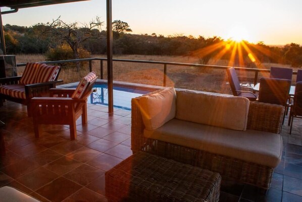 Casa familiar, patio, vista a la alberca | Áreas de la propiedad