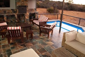 Casa familiar, patio, vistas a la piscina | Zona de estar
