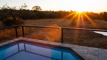 Familjehus - uteplats - utsikt mot poolen | Pool | Utomhuspool och solstolar
