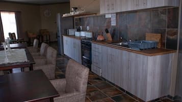 Hus, terrasse, bassengutsikt | Eget kjøkken