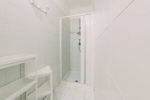 Een douche, een haardroger, een bidet, handdoeken