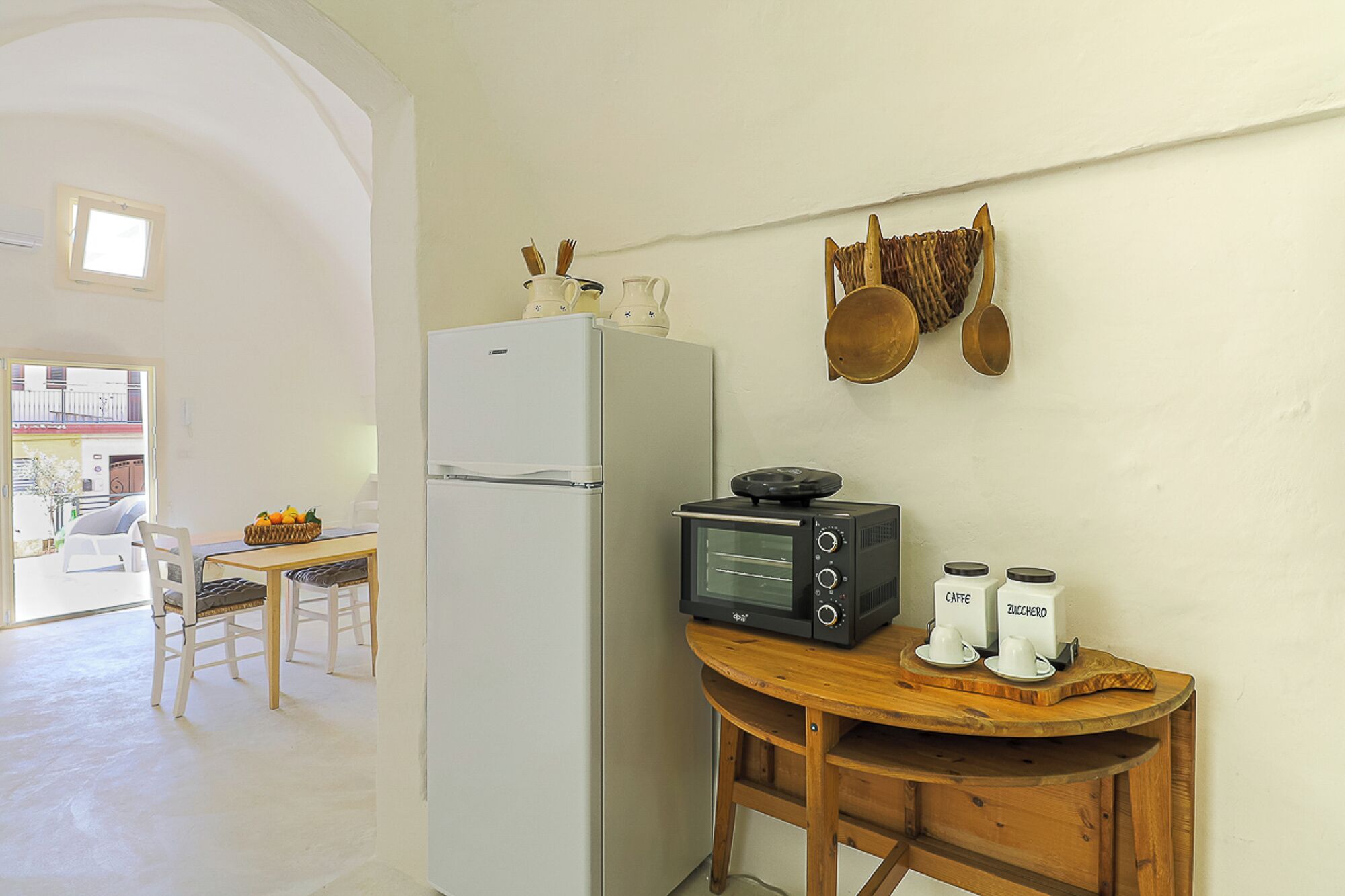 Frigorifero, forno, piano cottura, tostapane