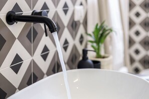 Doccia, asciugacapelli, bidet, asciugamani