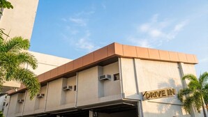 Un bâtiment avec une enseigne indiquant « Service au volant », de nombreuses places de stationnement et une entrée abritée.