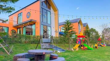 Zona de juegos infantil al aire libre