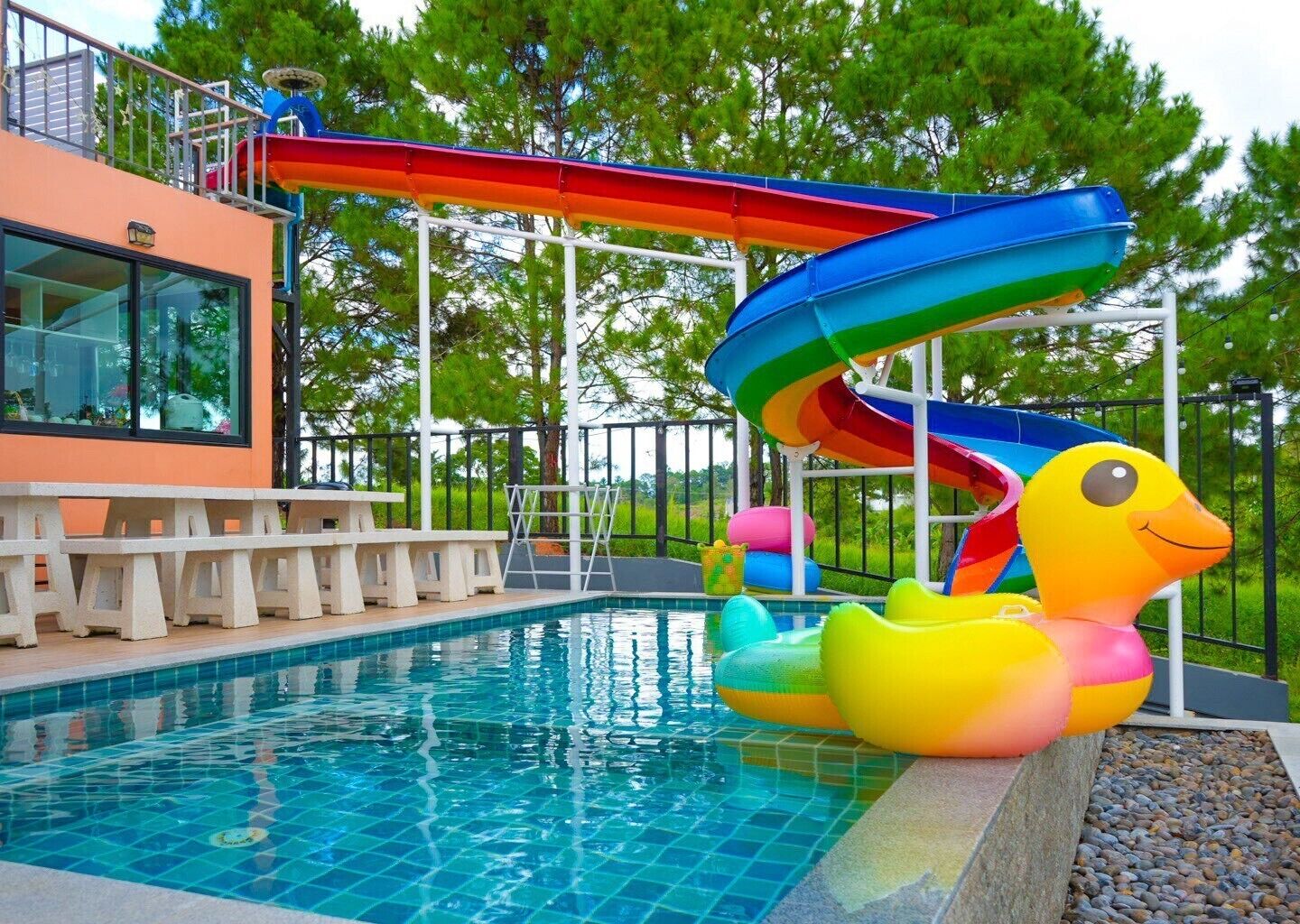 สระว่ายน้ำกลางแจ้ง