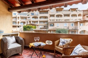 Property grounds - Located in the heart of Villasimius on Via Cadorna, this comfortable and spacious holiday home is the perfect choice for guests who want to stay within walking distance of restaurants, shops, cafés and all the town’s amenities.The property is bright a (Villasimius)
