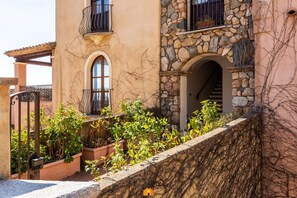 Exterior - Located in the heart of Villasimius on Via Cadorna, this comfortable and spacious holiday home is the perfect choice for guests who want to stay within walking distance of restaurants, shops, cafés and all the town’s amenities.The property is bright a (Villasimius)