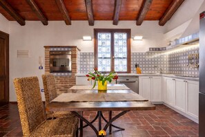 Dining - Located in the heart of Villasimius on Via Cadorna, this comfortable and spacious holiday home is the perfect choice for guests who want to stay within walking distance of restaurants, shops, cafés and all the town’s amenities.The property is bright a (Villasimius)