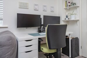 Interior - Modern Muse Studio Flat – Stylish City Studio with Free Parking & Easy Transport (London)