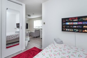 1 bedroom, iron/ironing board, WiFi, bed sheets - Modern Muse Studio Flat – Stylish City Studio with Free Parking & Easy Transport (London)