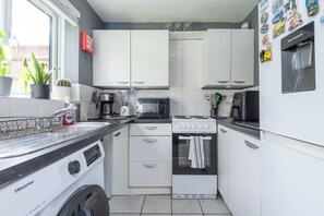 Private kitchen - Modern Muse Studio Flat – Stylish City Studio with Free Parking & Easy Transport (London)
