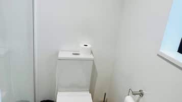 Room, 1 Bedroom | Bathroom