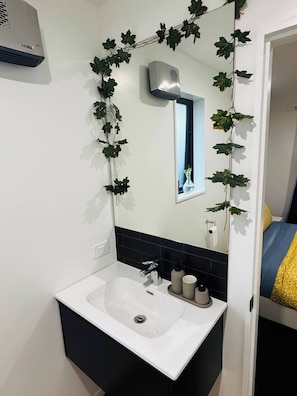 Room, 1 Bedroom | Bathroom