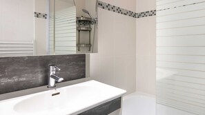 Bathroom - Charming studio apartment, sleeps 6-7, mountain view (Chamrousse)