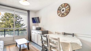 Dining - Charming studio apartment, sleeps 6-7, mountain view (Chamrousse)