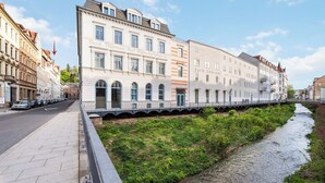 Eine Reihe historischer Gebäude mit einem Fluss daneben.