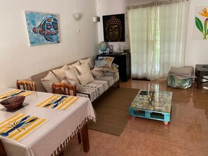 Living area - Cozy 2-bedroom duplex in beautiful La Preneuse, 50 m from the beach. (La Preneuse)