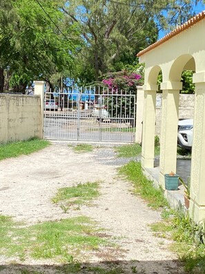 Property grounds - Cozy 2-bedroom duplex in beautiful La Preneuse, 50 m from the beach. (La Preneuse)