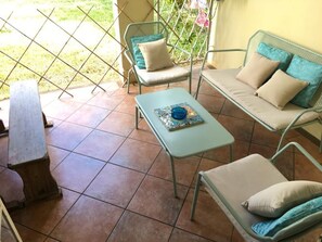 Terrace/patio - Cozy 2-bedroom duplex in beautiful La Preneuse, 50 m from the beach. (La Preneuse)