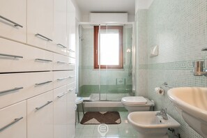 Shower, bidet, towels, shampoo - Panorama Flat – Poetto View (Quartu Sant'Elena)