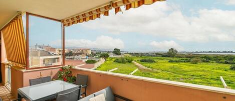 屋外ダイニングエリア