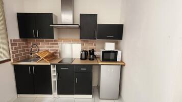 Réfrigérateur, micro-ondes, plaque de cuisson, cafetiÚre/bouilloire