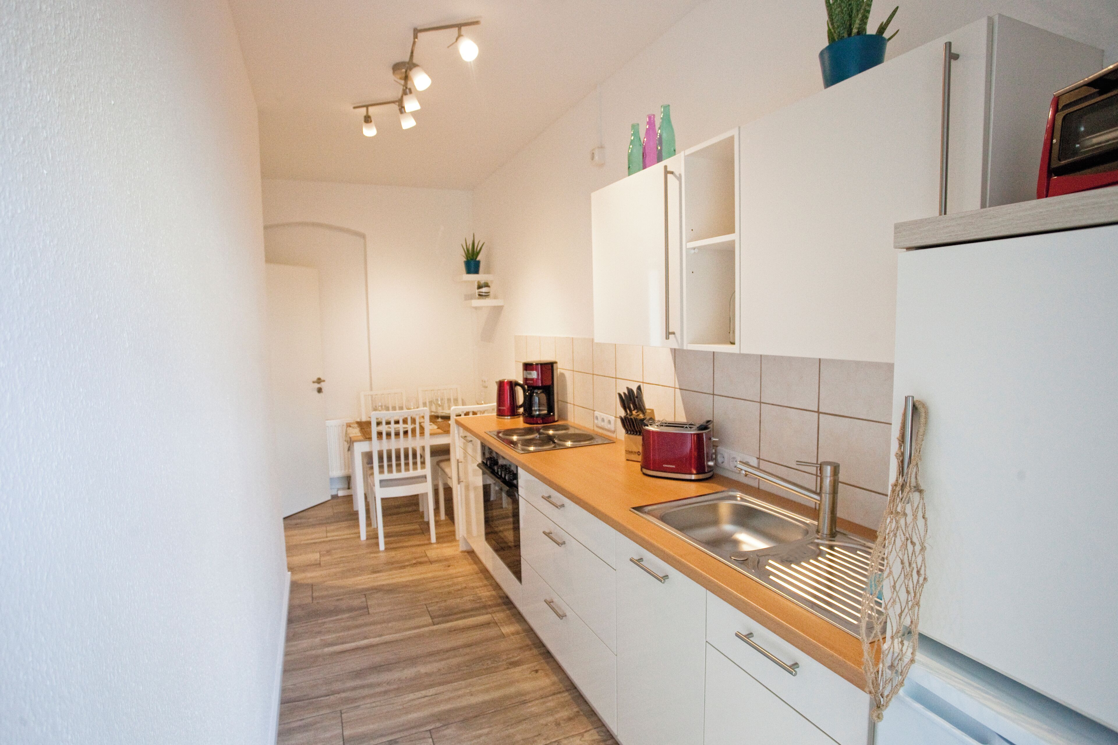 Fridge, oven, stovetop, coffee/tea maker
