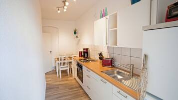 Fridge, oven, stovetop, coffee/tea maker