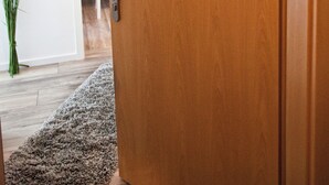 Eine Holztür mit einem Schild, auf dem "Apartment Hundertwasser" steht.