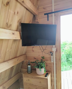 Interior - fully-equipped wooden chalet with whirlpool bath (Rillieux-la-Pape)