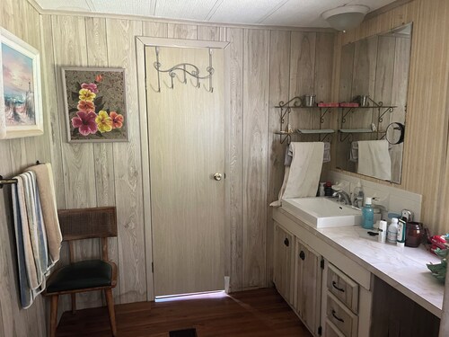 Bright 2-bedroom apartment in beautiful Pompano Beach with AC