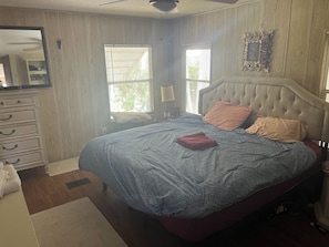 2 habitaciones, tabla de planchar con plancha y ropa de cama
