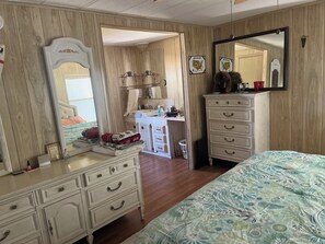 Room - Bright 2-bedroom apartment in beautiful Pompano Beach with AC (Pompano Beach)