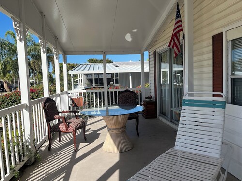 Bright 2-bedroom apartment in beautiful Pompano Beach with AC