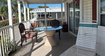 Bright 2-bedroom apartment in beautiful Pompano Beach with AC