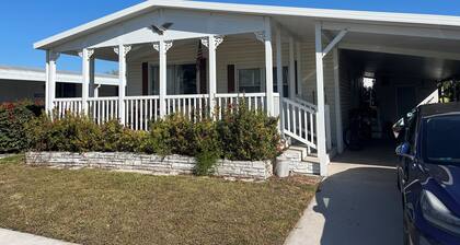 Bright 2-bedroom apartment in beautiful Pompano Beach with AC